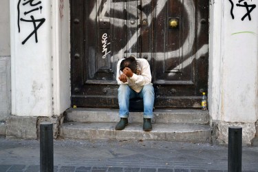 Un indigent demana caritat en un carrer d'Atenes. Foto: Joan Antoni Guerrero