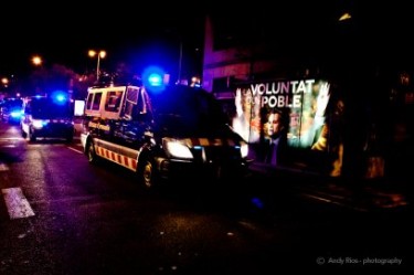Imatge d'una furgoneta de la policia amb el cartell electoral de CiU: "La voluntat d'un poble"- Andy Ríos Jara (Foto utilitzada amb permís)